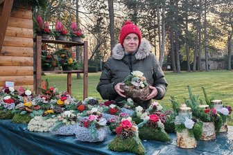 „Wir sind bei Wind und Wetter da“: Blumenhändlerin Annett Reiher für Gedenk-Andrang auf Zwickauer Hauptfriedhof gerüstet - Annett Reiher, Inhaberin des Fachgeschäfts Blumen-Gellrich, am Verkaufsstand auf dem Zwickauer Hauptfriedhof.