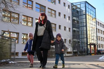 „Wir sind die teuerste Schule von Chemnitz“: Wo Eltern über 500 Euro pro Monat für Bildung zahlen - Viele interessierte Eltern brachten ihre Kinder mit zum Tag der offenen Tür an der BIP-Kreativitätsgrundschule.