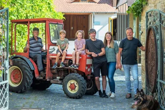 Wir sind die Wein-Aufsteiger des Jahres - Familienweingut in Gleina an der Unstrut: (v.r.) Vater Frank Böhme, Tochter Marika Sperk mit ihrem Mann Sandro, ihre Kinder Ida und Gustav, Großvater Werner Böhme und vorn: Hund Robin.
