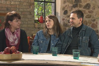 „Wir sind ein Paar“: Erzgebirger Thomas macht bei RTL-Show „Bauer sucht Frau“ Ansage - Beim Wiedersehen trafen Michaela und Thomas auch Sandra (l.). Sie hatte sich ebenfalls für den Erzgebirger beworben.