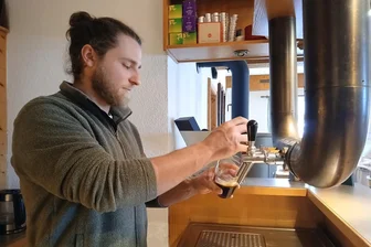 „Wir sind enttäuscht von der Stadt“: Warum die Betreiber der Traditionsgaststätte Bergschänke im Erzgebirge aufgeben - Robin Reinsch an der Schankanlage der Traditionsgaststätte Bergschänke.