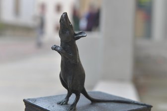 „Wir sind fassungslos“ – Maus vom Freiberger Silberweg weiterhin verschwunden - Die Maus vor der Figur der Kurfürstin Anna am Stadt- und Bergbaumuseum Freiberg ist weg.