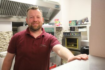 „Wir sind gespannt“: Wie der Imbiss in Oederan an der gesperrten B173-Bahnbrücke arbeitet - René Schubert betreibt den Imbiss „Lecker & satt“ an der B 173 in Oederan.