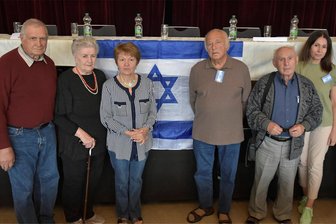 „Wir sind Glückskinder, weil wir überlebt haben“: Holocaust-Überlebende berichten an Schulen der Region - Haylna Alekseienko, Viktor Ginzbursky, Oleksandr Mazhbits, Alla Omlechenko, Lyudmila Smorgorhavsky und ihr Mann Viktor (von rechts).