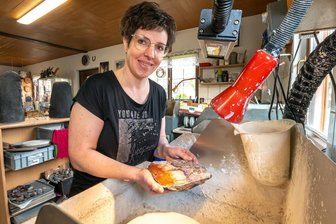 „Wir sind im wahrsten Sinne des Wortes steinreich“: Ein Blick in die Schatzkiste des Erzgebirges - Die neue Chefin der Deutschkatharinenberger Mineralienschleiferei: Sindy Müller bearbeitet einen Amethyst an der Schleifscheibe.