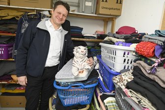 „Wir sind kein Müllabladeplatz“: Diese Probleme haben Kleiderkammern im Vogtland - Die Kleiderkammer des DRK in Oelsnitz gibt gut erhaltene Kleidung an Bedürftige weiter. Im Bild: DRK-Vorstandsvorsitzender Gideon Türpe.