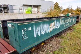 „Wir sind mit unserer Kulanz am Ende“: Verein im Erzgebirge platzt wegen Schmierereien der Kragen - Der Wernesgrüner Aussichtswagen der Museumsbahn Schönheide wurde beschmiert.