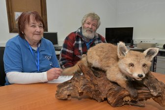 „Wir sind noch nicht fertig“: Kirchberger Heimatfreunde für Lebenswerk geehrt - Renate und Wolfgang Prehl von den Kirchberger Natur- und Heimatfreunden wurden für ihr Lebenswerk mit der Lina-Hähnle-Medaille des Nabu Deutschland ausgezeichnet.