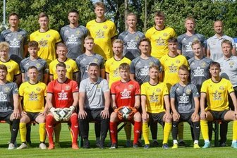 "Wir sind ordentlich vorbereitet" - Zusammengerückt und im Teamgeist gestärkt: Für den VfB Auerbach beginnt am Sonntag die Saison in der Fußball-Oberliga. Coach Sven Köhler (zweite Reihe ganz rechts) lässt sich mit der endgültigen Startformation aber noch etwas Zeit.