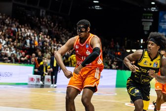 „Wir sind Profis, wir lieben das“: Woher die Spieler der Niners Chemnitz die Energie für ihr gelungenes Auftaktprogramm nehmen - Kostja Mushidi feiert einen seiner Treffer mit den Fans.