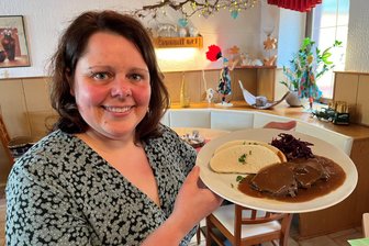 „Wir sind qualitätsverrückt“: Im Treuener Vaterland gibt es frische Kost statt Tiefkühlware - Ria Weller lernte im Hause Käfer in München das Kochen. Heute führt sie mit ihrem Mann das „Vaterland“ in Treuen. Böhmische Knödel bereitet sie nach dem Rezept ihrer Oma zu.