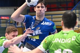 "Wir sind traurig und bitter enttäuscht" - Jüngster Spieler im Ost-Derby am Sonnabend war Aues Daniel Sova. Zehn Minuten vor Schluss bekam der 18-Jährige vom Coach Einsatzzeit und verwarf seinen ersten Versuch. Danach aber fasste sich der Rückraumakteur ein Herz und traf noch zweimal. An der bitteren Niederlage gegen Eisenach änderte das allerdings auch nichts.