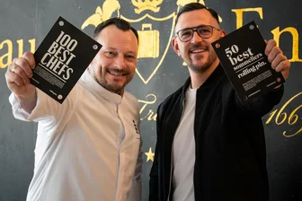 „Wir sind überwältigt“: Unger-Brüder aus dem Erzgebirge räumen bei „Gastro-Oscars“ ab - Benjamin (links) und Claudius Unger vom Hotel Blauer Engel in Aue haben jetzt eine Auszeichnung erhalten.