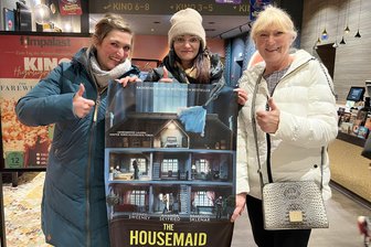„Wir sind völlig geplättet!“ So reagieren Zwickauer Kinobesucher auf den Thriller „The Housemaid“ - Da hat sich das Herzrasen schon wieder gelegt: Die Schlegel-Schwestern Aileen und Mandy mit ihrer Mutter Martina nach dem Film „The Housemaid“ im Zwickauer „Astoria“-Foyer.