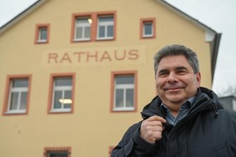 "Wir sind von Pleiten verschont geblieben" - Am Sonntag wählen die Hartmannsdorfer einen neuen Bürgermeister. Amtsinhaber Uwe Weinert (CDU) will in seine dritte und letzte Amtsperiode starten. Die Chancen stehen gut, denn er ist der einzige Kandidat. 