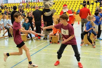 "Wir sind wieder in der Spur" - Beim 12. Staffellauf der Grundschulen in der Freiberger Ernst-Grube-Halle waren in der vergangenen Woche mehr als 140 junge Aktive am Start. Den Sieg bei den 3. und 4. Klassen sicherte sich das Team der Grundschule Mulda vor den Grundschulen "Gottfried Silbermann" und "Clemens Winkler". Bei den Schülern der 1. und 2. Klassen gewann die Grundschule "Theodor Körner" vor den Staffeln der Grundschulen Mulda und Siebenlehn.