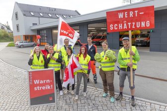 „Wir sind zwischen 48 und 60 Stunden pro Woche auf Arbeit“: Streik an Rettungswache im Erzgebirge - Mitarbeiter der Rettungswache Geyer beteiligten sich am Freitag an einem Warnstreik.