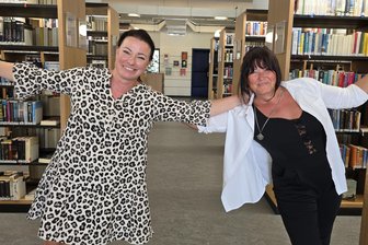 „Wir sitzen in einem Glashaus, sind jetzt sichtbarer“: Wie Crimmitschaus Stadtbibliothek mit Rekord-Andrang punktet - Christin Spiller (l.) und Katrin Ludwig wissen, was die Bibliotheksnutzer gern lesen. Bei Neuerscheinungen sind die Crimmitschauer weit vorn. Kunden kommen aus der ganzen Region.