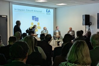 „Wir spüren vom Bürokratieabbau wenig“: Wirtschaftsstaatssekretär hört im Erzgebirge deutliche Worte - Unternehmer aus dem Erzgebirge sind bei Neujahrsempfang der Iga im Gespräch mit Sachsens Wirtschaftsstaatssekretär Thomas Kralinski.