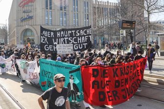 "Wir streiken, bis ihr handelt!" - Zum "Klimastreik" versammelten sich rund 600 Klimabewegte am Roten Turm. Dann zogen sie zum Sonnenberg und zum Brühl, vor Parteibüros von SPD und Grünen.