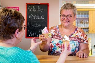 Wir suchen die beste Eisdiele im Erzgebirge - Stimmen Sie ab! - Sandy Miedrich hat in ihrem Ansprunger Café stets zwei Sorten Softeis im Angebot. Hier: Schoko-Vanille und Vanille-Himbeere.