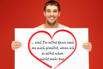 Nehmen Sie ein großes Blatt Papier und schicken Sie uns ein Foto von sich und Ihrer Liebeserklärung an Ihren Partner.