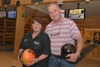 „Wir suchen einen Nachfolger“: Bowlingscheune in Klingenthal soll verkauft werden - Die Bowlingscheune ist ein Lebenswerk von Jürgen und Simone Müller. Jetzt wollen sie es verkaufen.
