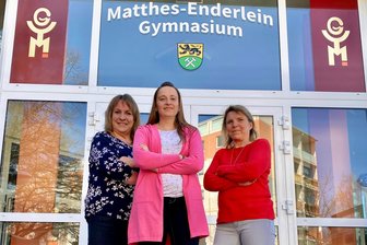„Wir verlieren unsere zweite Mutti“ – Schule im Erzgebirge will Schulsozialarbeiterin nicht gehen lassen - Die Schule steht hinter ihr: Schulsozialarbeiterin Franziska Illig (Mitte), Schulleiterin Anette Weise (r.) und Lehrerin Katrin Striegler.
