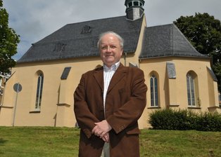 "Wir versuchen zu bauen wie für uns selbst" - 
              <p class="artikelinhalt">Ein besonders Objekt für Architekt Harald Schneider ist die Katharinenkirche in Oelsnitz.</p>
            