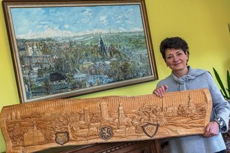 "Wir verzichten jährlich auf eine Million Schlüsselzuweisung" - Rodewisch, Auerbach, Ellefeld und Falkenstein - 1979 von Marianne Lange (Schnitzgruppe Falkenstein) in Holz geschnitten. Das Relief hängt in Kerstin Schönigers Büro im Rodewischer Rathaus. Die Bürgermeisterin (CDU) bringt die Zusammenarbeit der vier Kommunen seit Jahren stetig voran. 