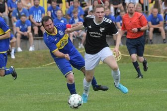 "Wir waren einfach zu nervös" - Für den Pokalsieg hat es nicht gereicht: Der SV Lauterbach um Alexander Jehmlich (l.) hatte im Endspiel des Kreisklassenpokals gegen Thalheim II mit Leon Lindner das Nachsehen.
