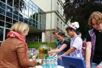 „Wir waren fix und fertig“: Nervenaufreibende Schulsanierung im Erzgebirge endet mit großem Fest - Beim Fest der Begegnung kümmern sich Elftklässler des Zschopauer Gymnasiums um die Verpflegung der Gäste.