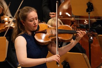 „Wir waren total gerührt“: Instrumentalwettbewerb in Markneukirchen beginnt mit besonderem Konzertmoment - Die 1. Preisträgerin 2025, Carla Usberti, spielt auf einer Bratsche von König & Betcher Markneukirchen am Freitag im Sinfoniekonzert zur Eröffnung des Wettbewerbs 2026.