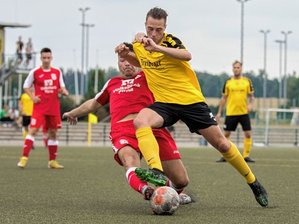 "Wir werden auch das packen" - Traf in Gröditz doppelt und fuhr danach zum Dresden-Marathon: Der Freiberger Philipp Schöne, hier im Spiel gegen den 1. FC Pirna. 