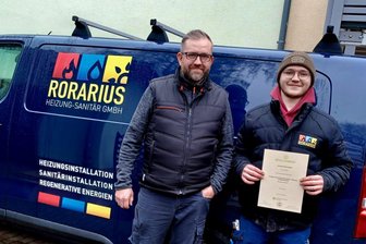 „Wir werden nicht durch KI ersetzt“: Alexander Rößler startet Handwerkskarriere in Penig - Alexander Rößler (rechts) ist frisch gebackener Anlagenmechaniker bei Kai Rorarius, dem Inhaber der gleichnamigen Heizung-Sanitär GmbH aus Penig.