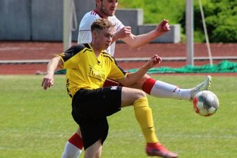 "Wir werden uns einschwören" - Im jüngsten Derby beim BSC Freiberg zogen die TSV-Kicker mit 0:1 knapp den Kürzeren. Hier blockt der Flöhaer Abwehrspieler Franz Schwarz (hinten) den Laufweg des Freiberger Stürmers Kevin Seifert. 