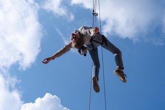 "Wir wollen fliegen" - Internationales Tanzfestival in Chemnitz eröffnet - Einfach mal alles loslassen - das war zur Eröffnung des Tanzfestivals am Mittwoch in Chemnitz möglich. An den Seilen der französischen Tanzcompagnie Retourament durften sich auch Zuschauer in die Höhe ziehen lassen, wie hier Besucherin Lili.