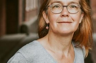 "Wir wollen Menschen den Rücken stärken" - Heike Kleffner ist mit Matthias Meisner Herausgeberin des Sammelbandes "Fehlender Mindestabstand". Darin kommen Experten zu Wort, die vor antidemokratischen Entwicklungen warnen.