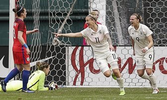 "Wir wollen neue Geschichte schreiben" - Anja Mittag (Nr. 11) erzielte am 7. März gegen England mit dem entscheidenden Treffer zum 1:0 ihr 50. Tor im Nationaltrikot. Die 32-Jährige begann ihre Laufbahn beim VfB Chemnitz, spielte danach beim CFC und bei Erzgebirge Aue. Ihre erste Station in der Bundesliga war Turbine Potsdam (2002-2012).