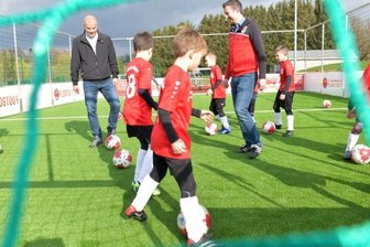 "Wir wollen nicht stehen bleiben" - Zusammen mit Ehrengast Jan Seifert (l.) und FSV-Vorsitzenden Kai Nagel (r.) weihten die Motor-Nachwuchskicker die neue Anlage ein. 