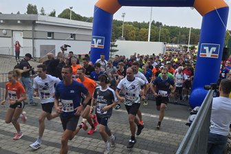 „Wir wollen überleben“: Firmenlauf in Plauen ist mit Rekordbeteiligung über die Bühne gegangen – Das sind die Bilder des Sportevents - Der Startschuss für die 13. Auflage des Plauener Firmenlaufes im Vogtlandstadion mit einer Rekordzahl von 5000 Teilnehmern.