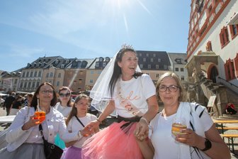 „Wir wollten die Leute hungrig machen auf unsere Stadt“: Wie der neue Plauener Frühling bei Besuchern ankommt - Spaß und Leichtigkeit, das war der Spirit auf dem Plauener Frühling: So fühlten sich auch Braut Annett Wagner und ihre Freundinnen zum Junggesellinnen-Abschied. Wein und Aperol schmeckten bestens.