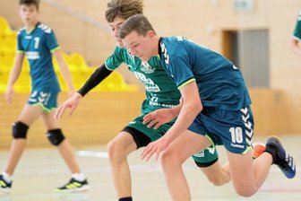 "Wir wollten nicht aufgeben" - Ein Neuaufbau, der Geduld braucht: Die B-Junioren-Handballer des BSC Motor Rochlitz, hier mit Paul Hentschel (v.) im Duell bei der HSG Freiberg (Endstand 6:76), zahlen in der Bezirksliga noch viel Lehrgeld.