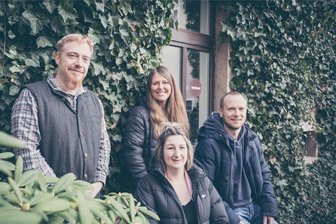 „Wir wollten uns nicht immer nur beschweren“: Diese Bürgerinitiativen treten erstmals bei den Kommunalwahlen an - Wie werden Wählerbündnisse bei der Kommunalwahl abschneiden? In vielen Orten gibt es mehrere Wählervereinigungen, die sich zur Wahl stellen. Im Bild: Norman Schirmer, Jessica Descher, Stefanie Ebert (vorn) und Danny Schlötke von Team Stollberg und Ortsteile.