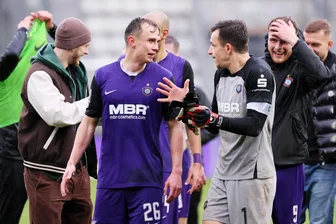 "Wir wollten zu Hause eine Reaktion zeigen und das haben wir auch geschafft": Die Stimmen nach dem Heimsieg des FC Erzgebirge Aue - Geburtstagskind Männel im Gespräch mit seinen Teamkollegen nach dem Heimsieg. 
