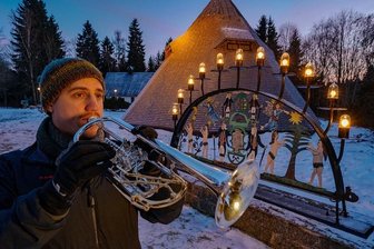 Wir wünschen allen Leserinnen und Lesern frohe Weihnachten! - "Stille Nacht, heilige Nacht" ist eines der bekanntesten Weihnachtslieder der Welt. Es wurde 1818 erstmals aufgeführt. Trompeter Jakob Wagler spielt es am Johanngeorgenstädter Schwibbogen.