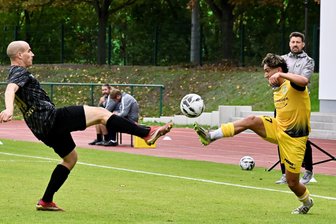 „Wir wurden verschaukelt!“: VFC Plauen sieht sich nach 0:1-Niederlage in Freital vom Schiedsrichter benachteiligt - „Hoch das Bein!“ heißt es hier für Plauens Kemal Eren (rechts) und Freitals Colin von Brezinski.