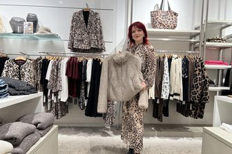 „Wir zehren das ganze Jahr davon“: Wie die Zwickauer Fashion-Night nachhaltige Impulse liefert - Vorfreude auf die Zwickauer Fashion-Night. Madeleine Kühn von Kress-Mode am Hauptmarkt über die neue Saison: „Es wird kuschelig“.
