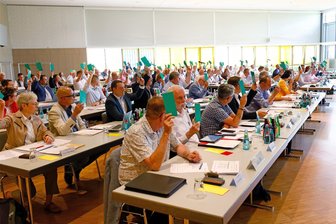 Wirbel nach Wahl im Zwickauer Kreistag: Verhelfen Stimmen aus der CDU-Fraktion AfD-Bewerber zum Sieg? - Eine Abstimmung während der ersten Sitzung des Zwickauer Kreistages am Mittwoch in der Sachsenlandhalle in Glauchau. Von den 34 Tagesordnungspunkten waren 27 Wahlentscheidungen.