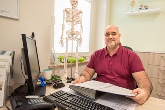 Wirbel um Chefarzt-Posten: Plauener Sportmediziner verlässt überraschend das Vogtland-Klinikum - Seit 2004 betreibt Karsten Albig als Facharzt eine eigene Praxis für Orthopädie, Unfallchirurgie und Sportmedizin im Plauener Zentrum.